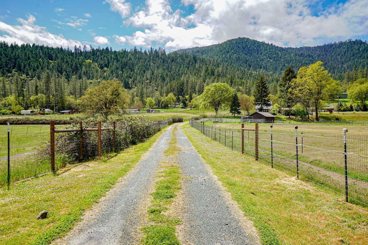 https://oregondreamsrealestate.com/wp-content/uploads/2022/05/DSC00467.jpg